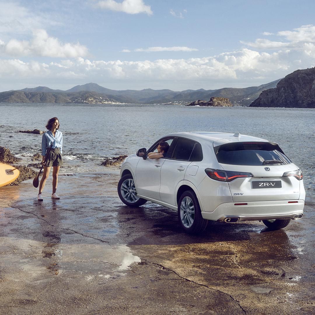 ZR-V blanc près de la côte avec une femme et un canoë