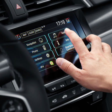 Gros plan sur le système d'info-divertissement Honda CONNECT.
