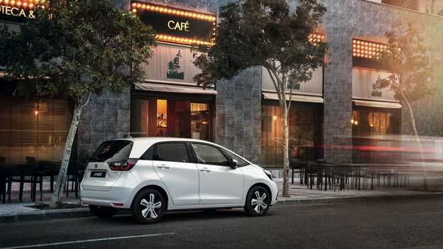 Vue arrière de la Honda Jazz Hybrid stationnée à l’extérieur d’un café