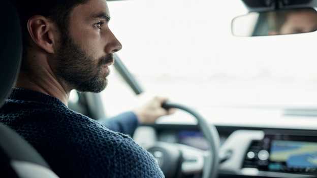Gros plan sur un homme assis au volant