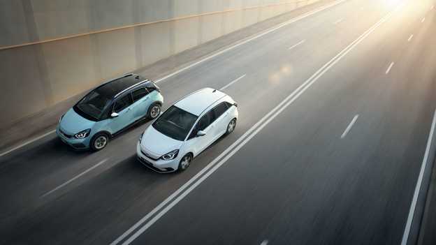 Honda Jazz et Honda Crosstar roulant côte à côte