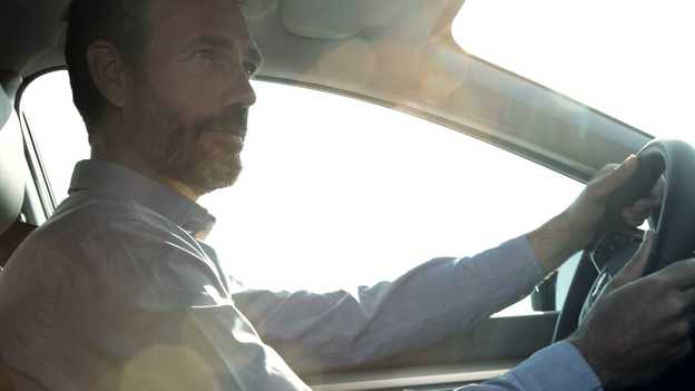 Gros plan sur un homme assis au volant