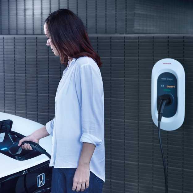 Femme rechargeant la voiture