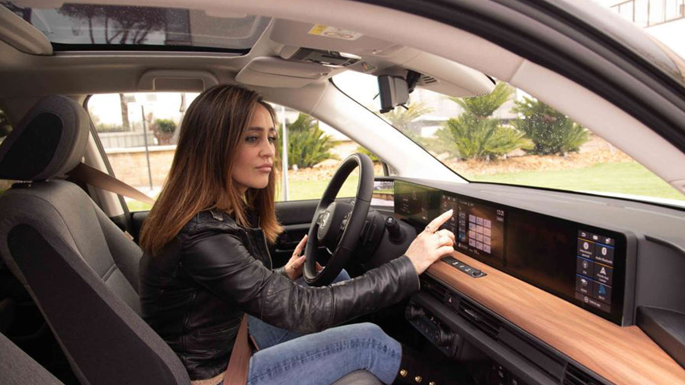 Le système d’info-divertissement à double écran est le compagnon idéal du conducteur et du passager