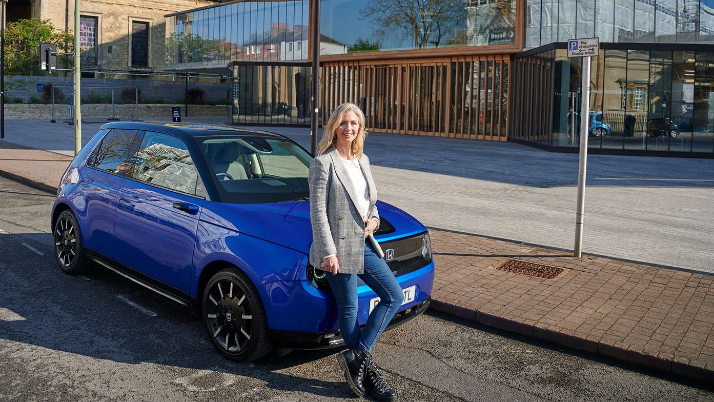 Hayley McQueen, présentatrice de télévision basée au Royaume-Uni, a emmené la Honda e faire un tour dans Oxford, une ville qui suscite l’inspiration