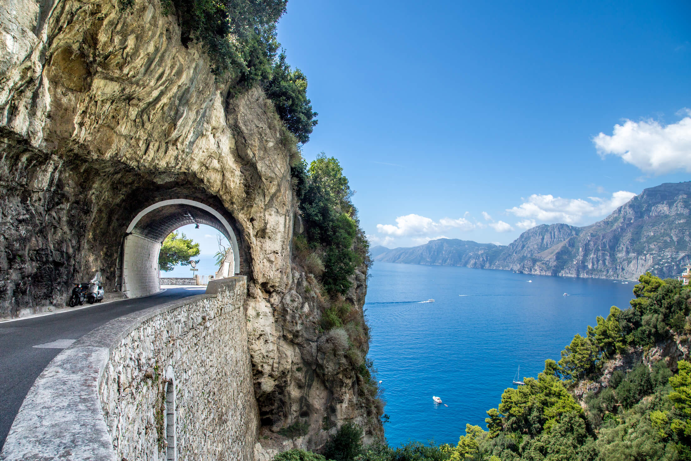 Une route taillée dans les falaises de la Côte amalfitaine en Italie