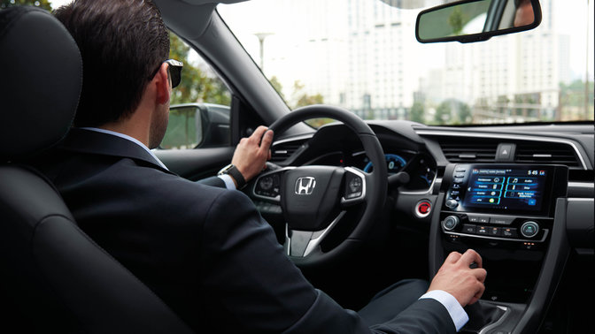 Vue de l'intérieur de la Honda Civic 4 portes avec une boîte de vitesses manuelle.