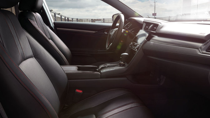 Vue latérale de l'intérieur de la Honda Civic Dynamic.
