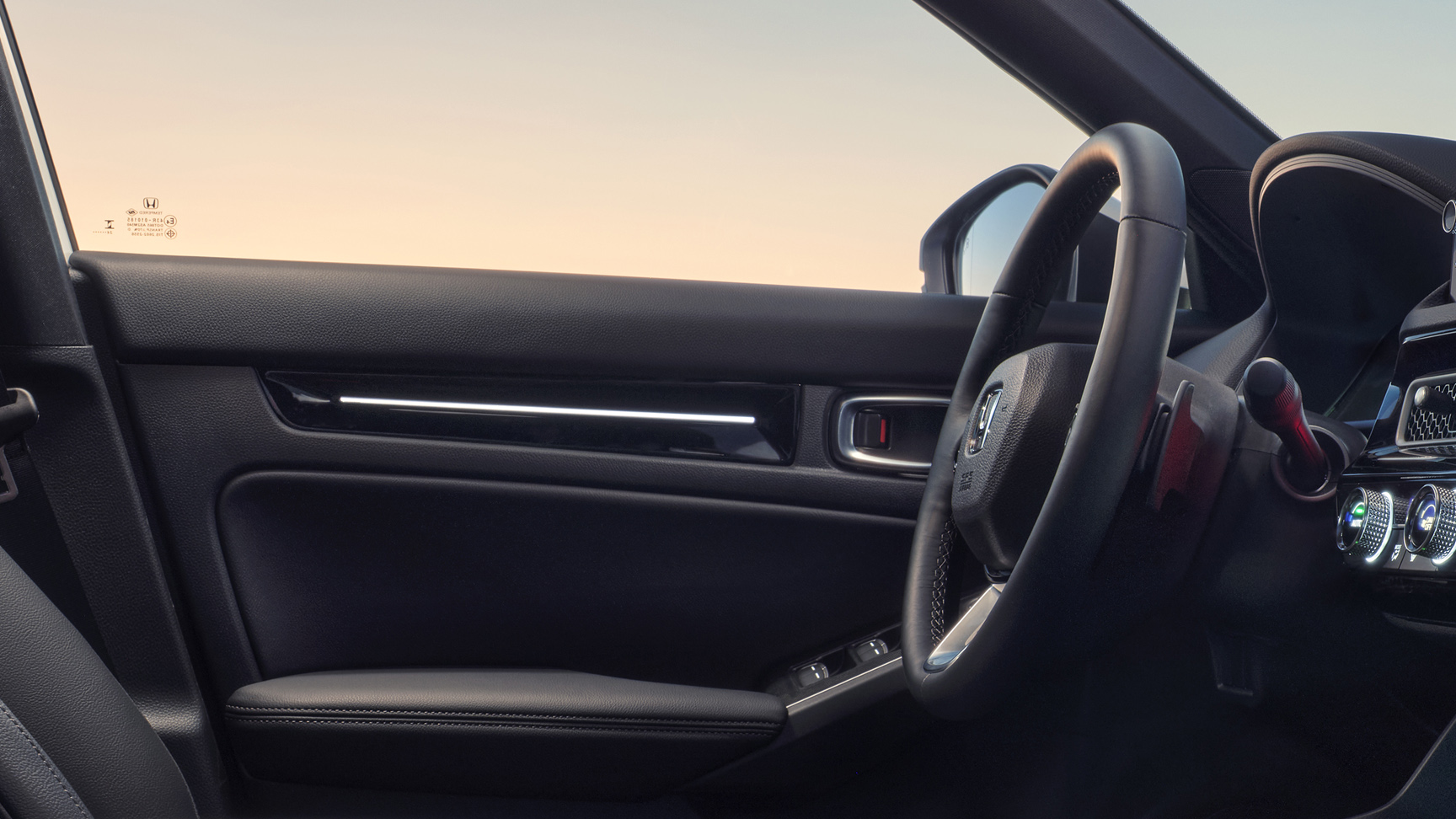 Intérieur de la Civic Hybrid, mettant l'accent sur le panneau d'éclairage ambiant.