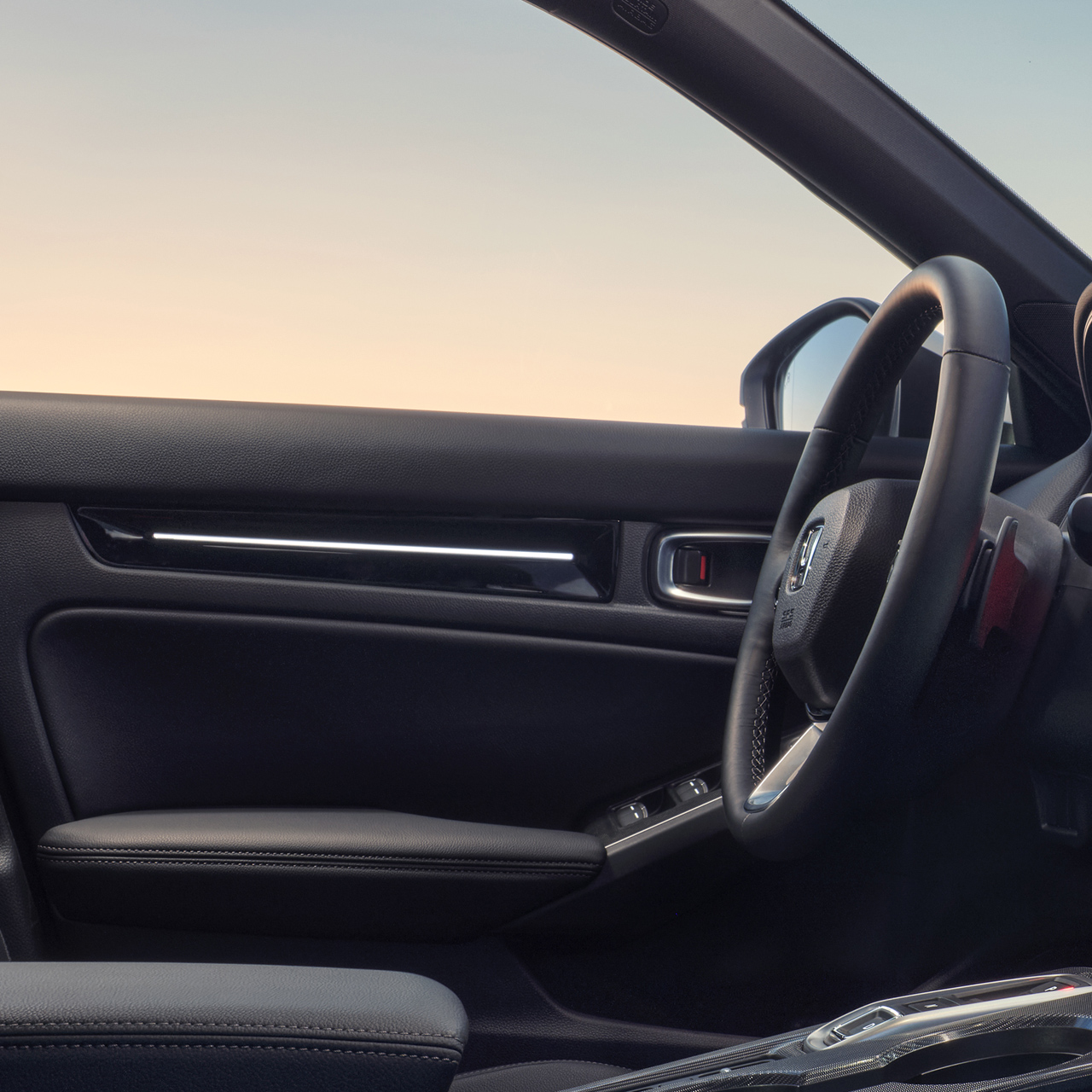 Intérieur de la Civic Hybrid, mettant l'accent sur le panneau d'éclairage ambiant.