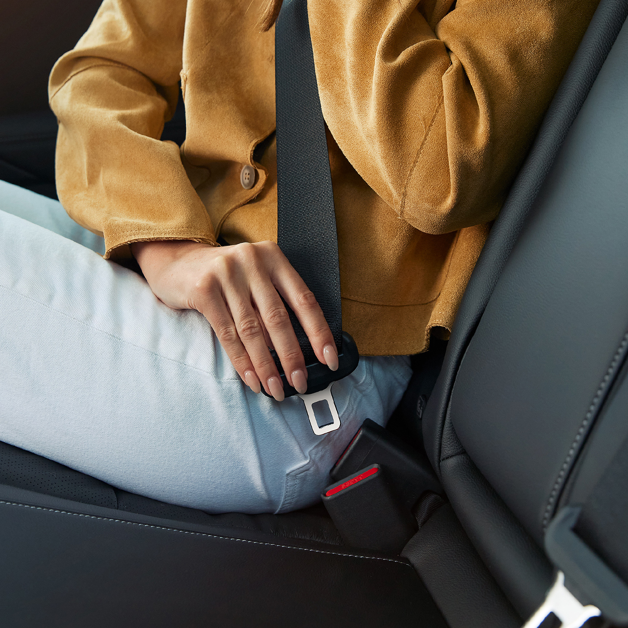 Une personne attachant sa ceinture de sécurité à l'intérieur de la Honda Civic Hybrid.