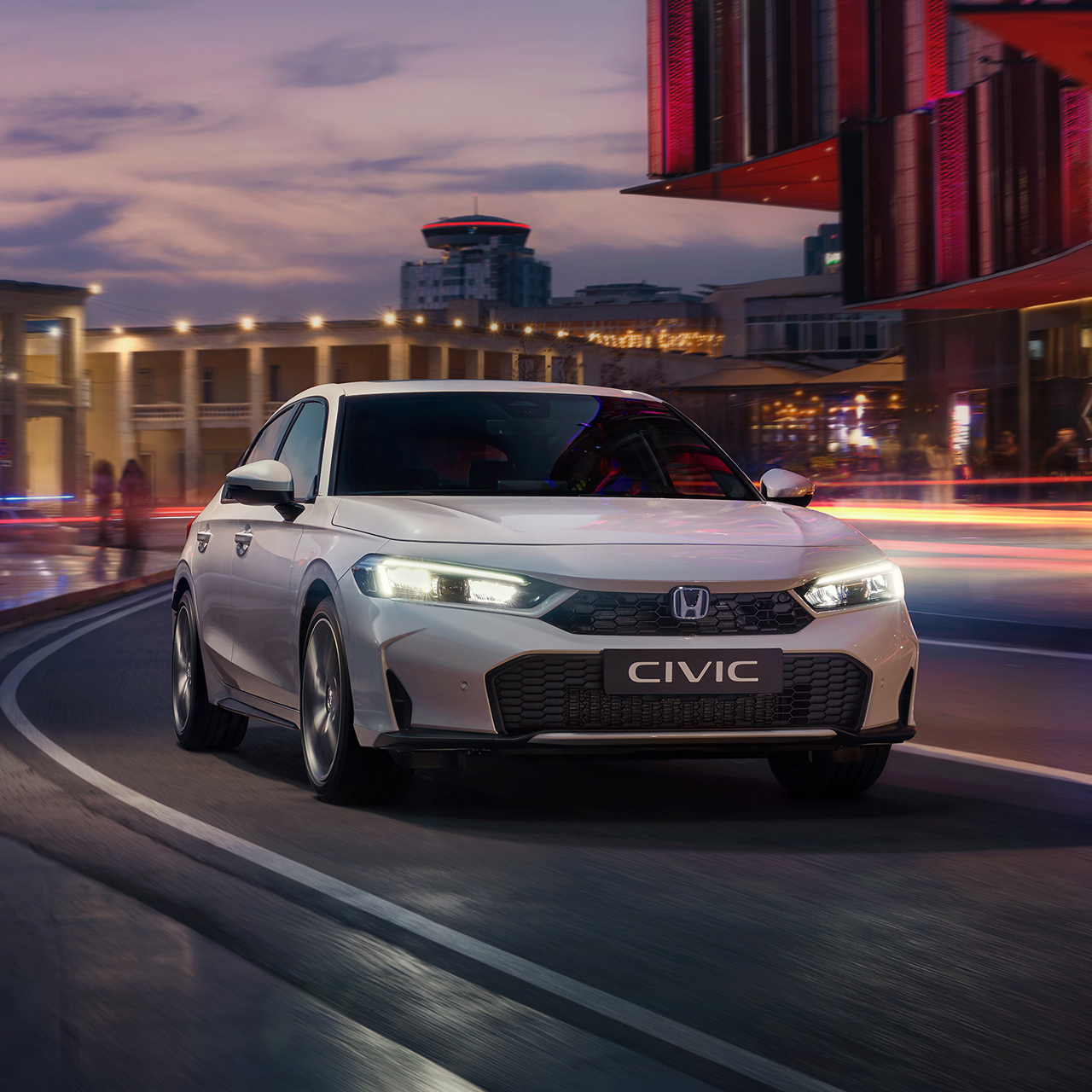 Civic Hybrid en ville, sur la route, à l'aube