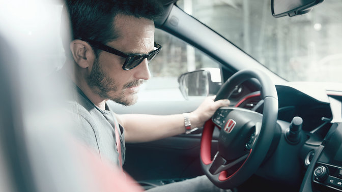Modèle utilisant le système de reconnaissance vocale de la Honda Civic Type R.