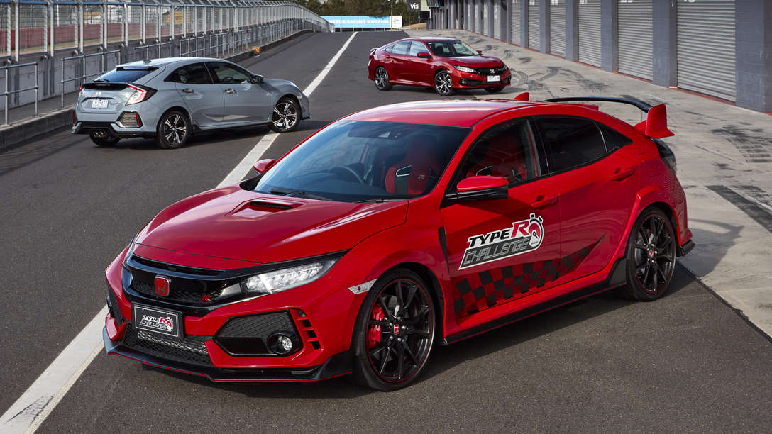 Vue de trois quarts avant de la Honda Civic Type R sur le Nürburgring.