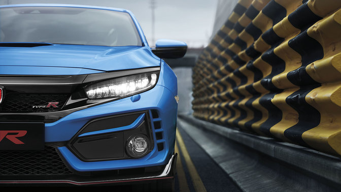 Vue arrière de trois quarts de la Honda Civic Type R grise.