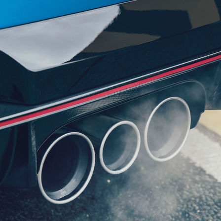 Gros plan sur l'échappement de la Honda Civic Type R.