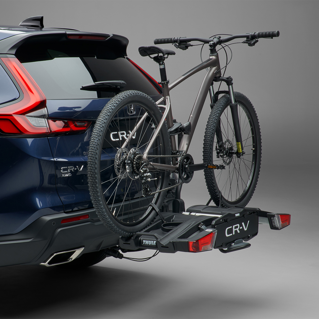 Vue de trois quarts arrière du Honda CR-V hybride avec porte-vélos.