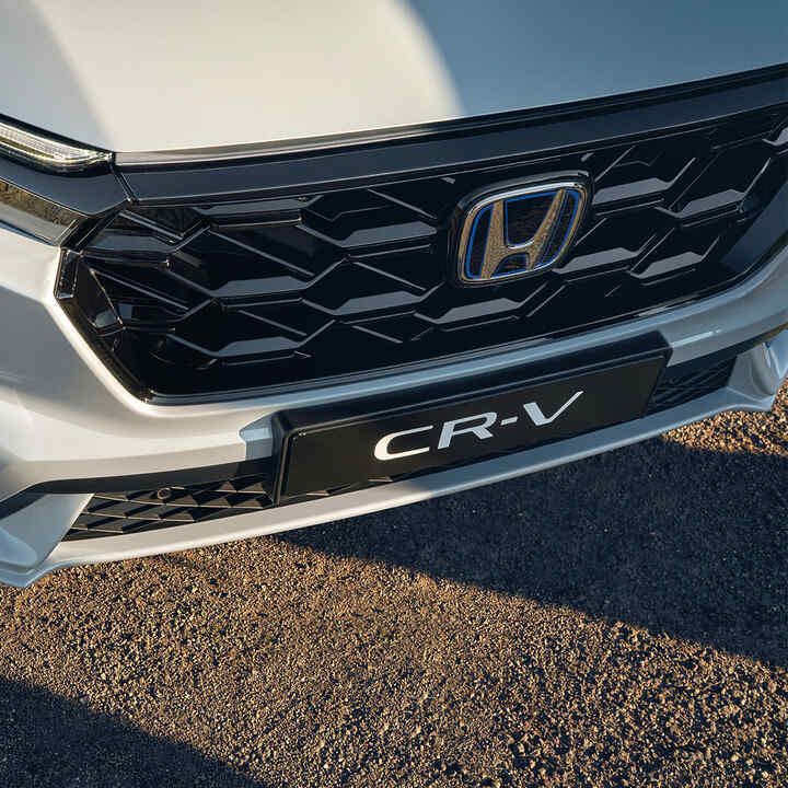 Gros plan sur la calandre du Honda CR-V hybride.