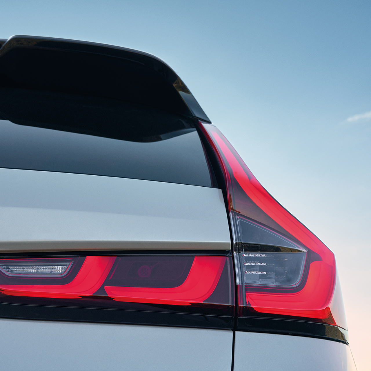 Gros plan sur les feux arrière extérieurs du SUV hybride CR-V.