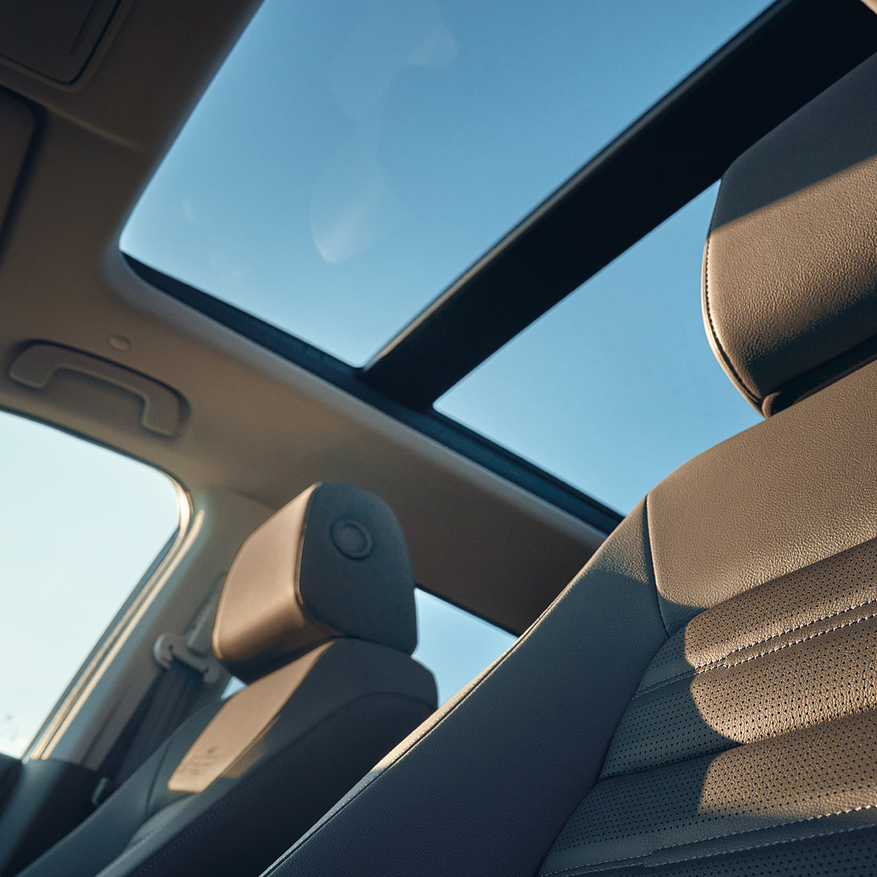 Photo de l’intérieur du CR-V Hybrid SUV avec toit panoramique vitré.