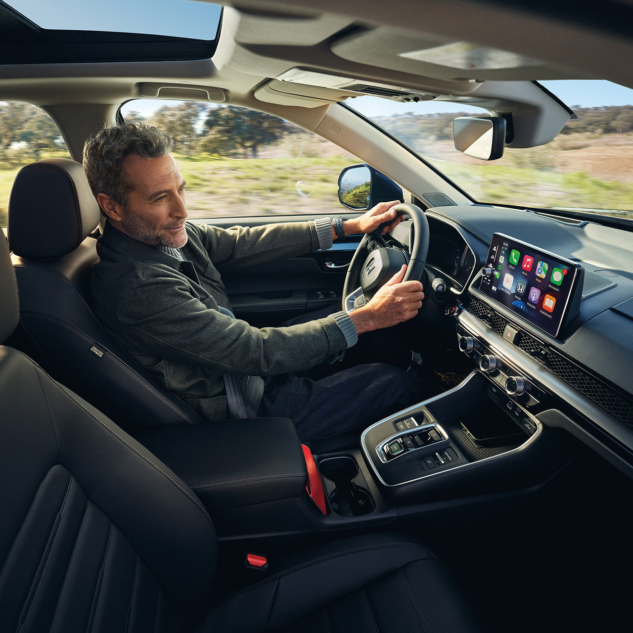 Gros plan sur le tableau de bord intérieur du SUV hybride CR-V.
