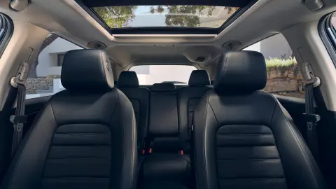 Gros plan sur les sièges intérieurs en cuir chauffants à l’avant et à l’arrière du SUV hybride CR-V.