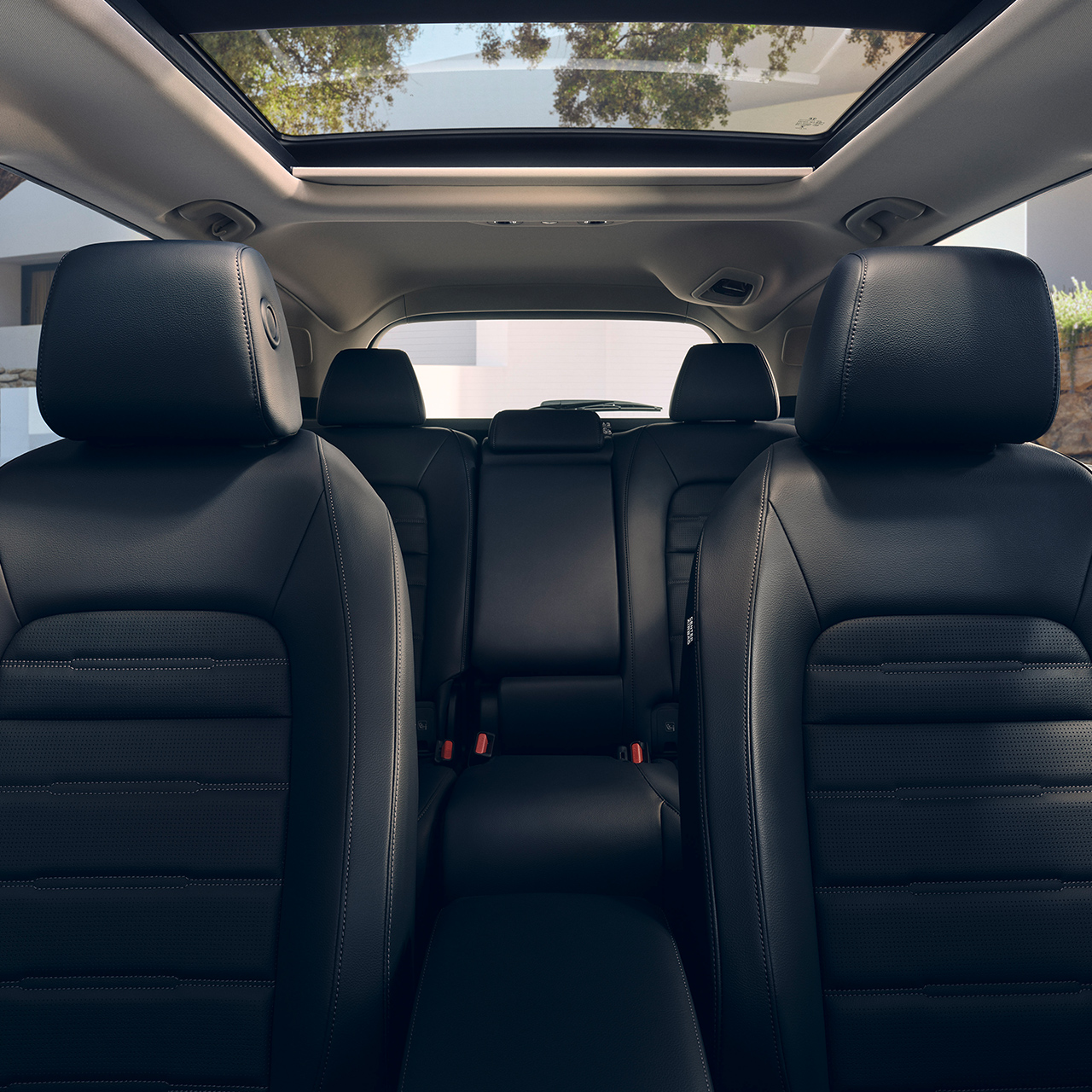Gros plan sur les sièges intérieurs en cuir chauffants à l’avant et à l’arrière du SUV hybride CR-V.
