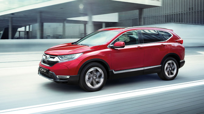 Vue de trois quarts face du Honda CR-V, en ville.