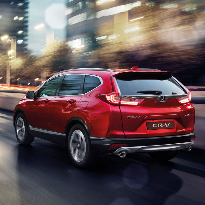 Vue de trois quarts arrière du Honda CR-V, en ville.
