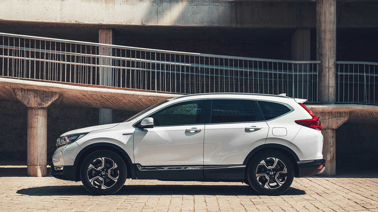 Vue latérale du Honda CR-V Hybrid en ville.