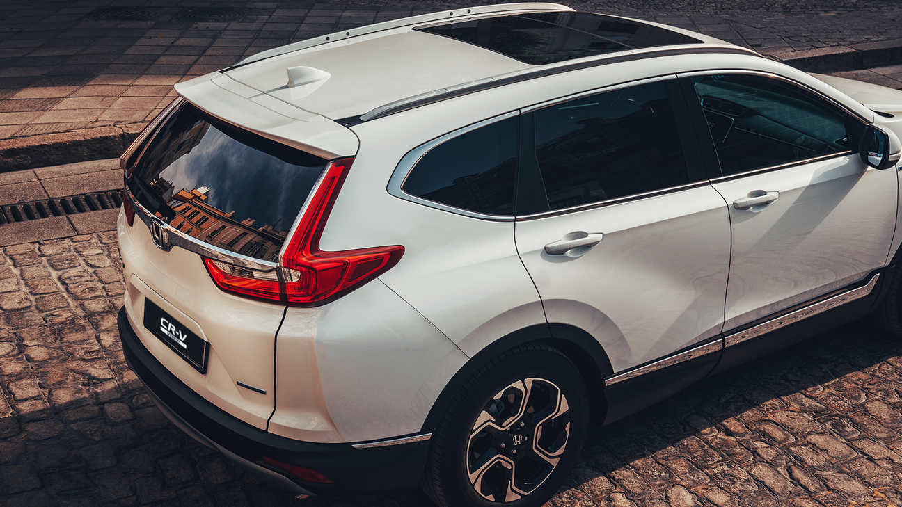 Vue arrière du Honda CR-V Hybrid en ville.