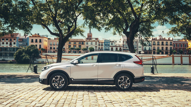 Vue latérale du Honda CR-V Hybrid en ville.