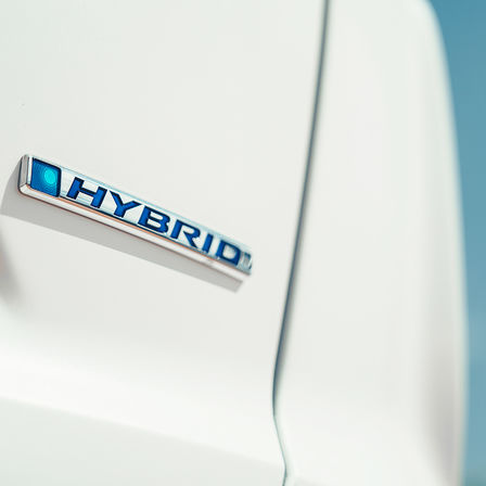 Gros plan sur le logo du Honda CR-V Hybrid.