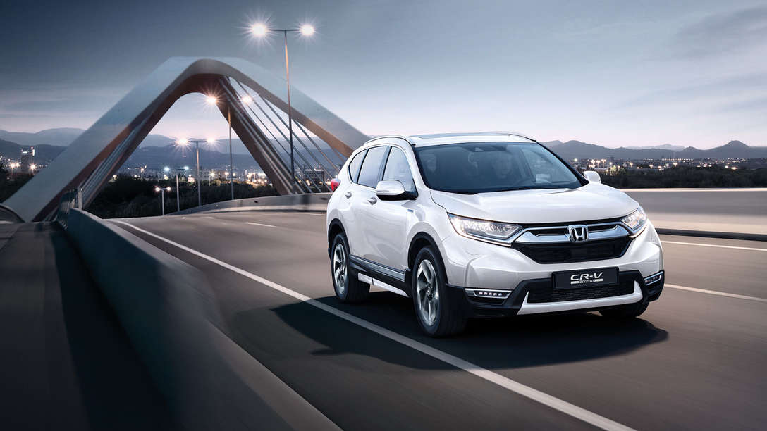 Plan de trois quarts avant du Honda CR-V Hybrid en ville.