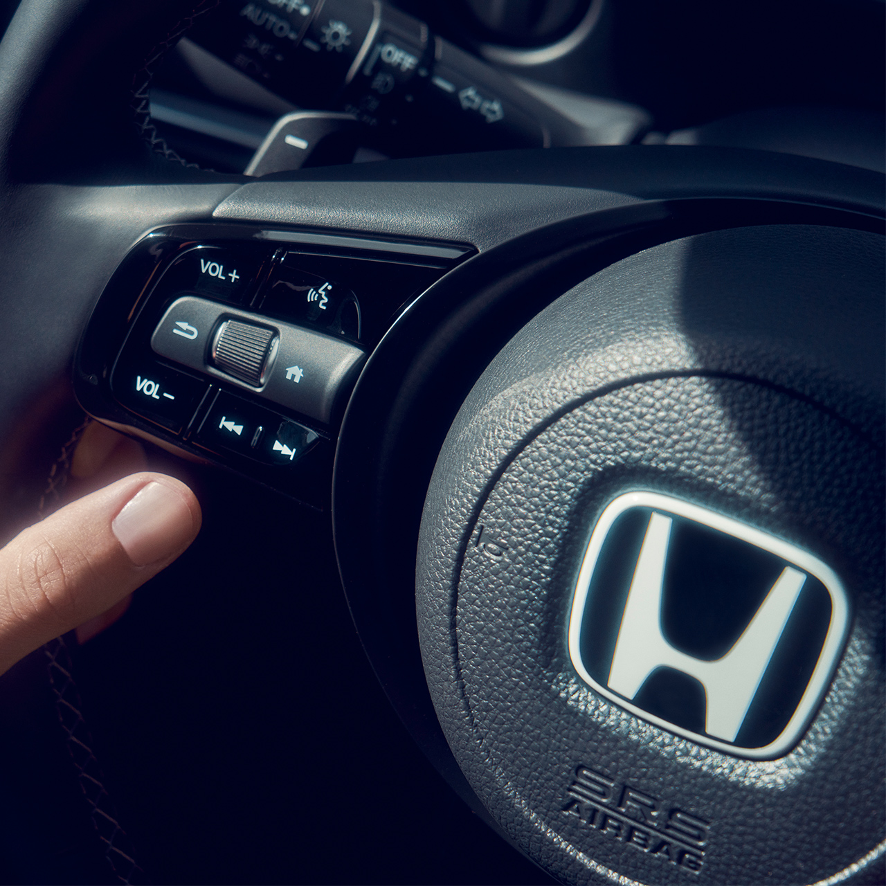 Gros plan du nouveau badge Honda e:Ny1.