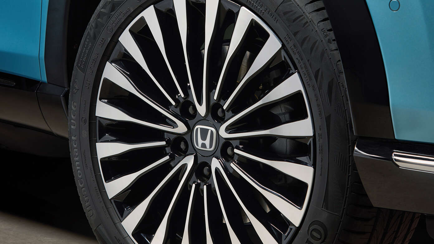 Gros plan des jantes alliage 18" du Honda e:Ny1
