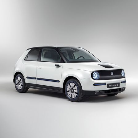 Honda e, vue de trois quarts avant.