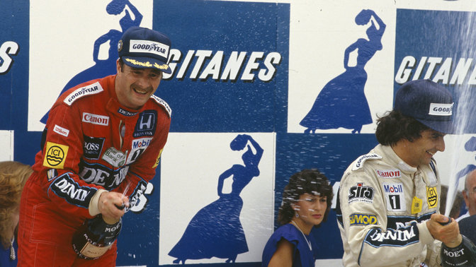 Nigel Mansell célébrant la victoire au Championnat du monde des constructeurs, marquant le début d'un âge d'or.