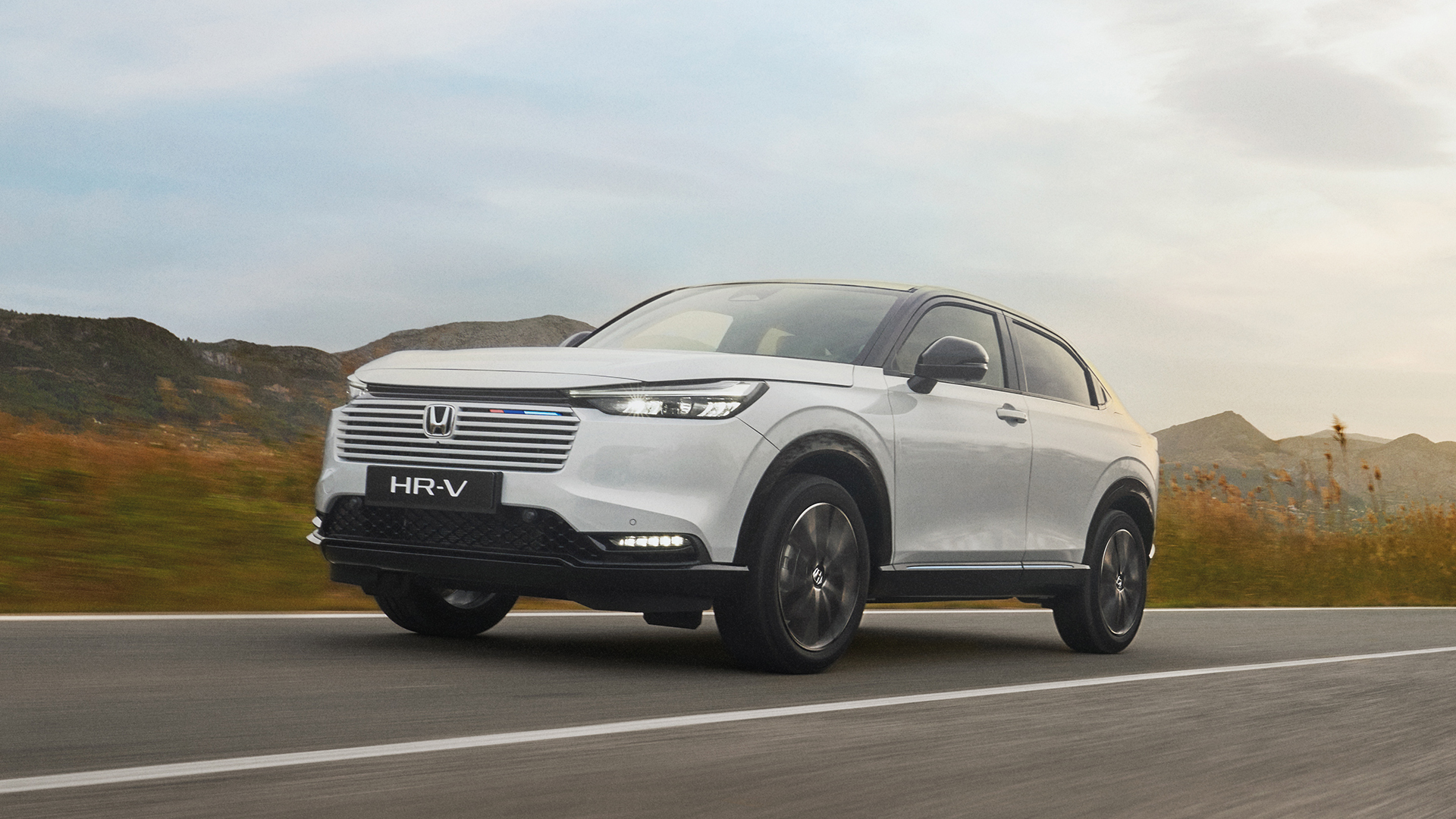 HR-V roulant sur une route dégagée. 
