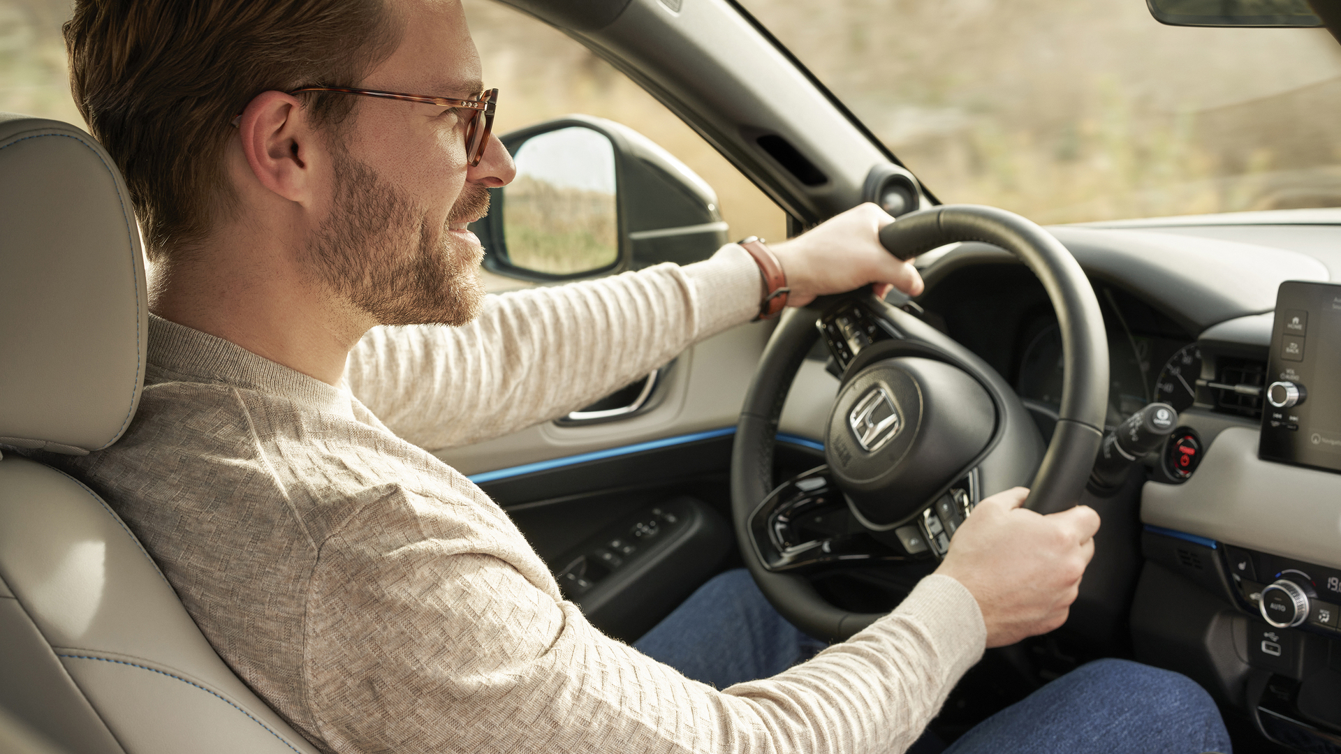 Homme tenant le volant. 