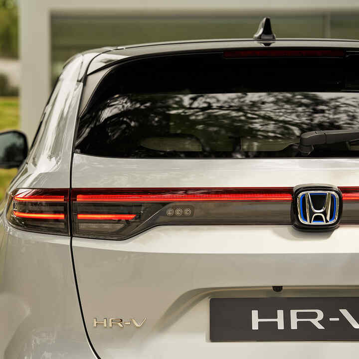 Couple marchant à côté d’un HR-V garé à l’extérieur du bâtiment. 