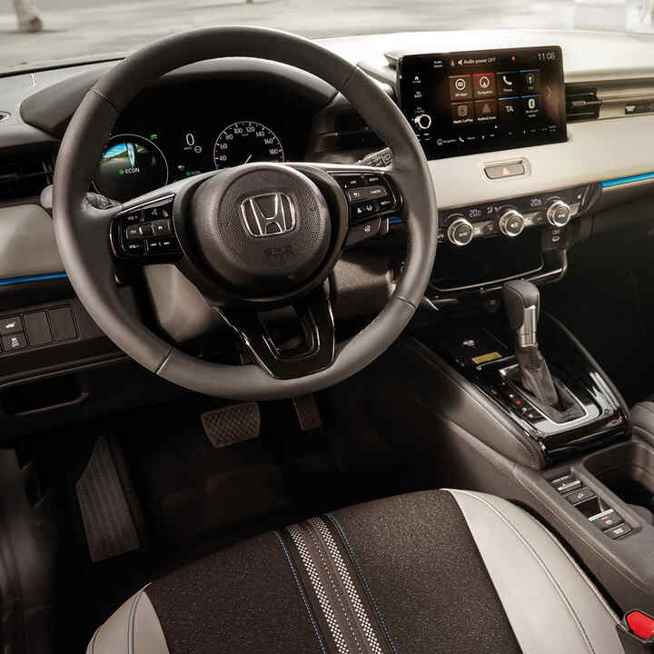 Intérieur du siège conducteur avant et du tableau de bord du HR-V. 