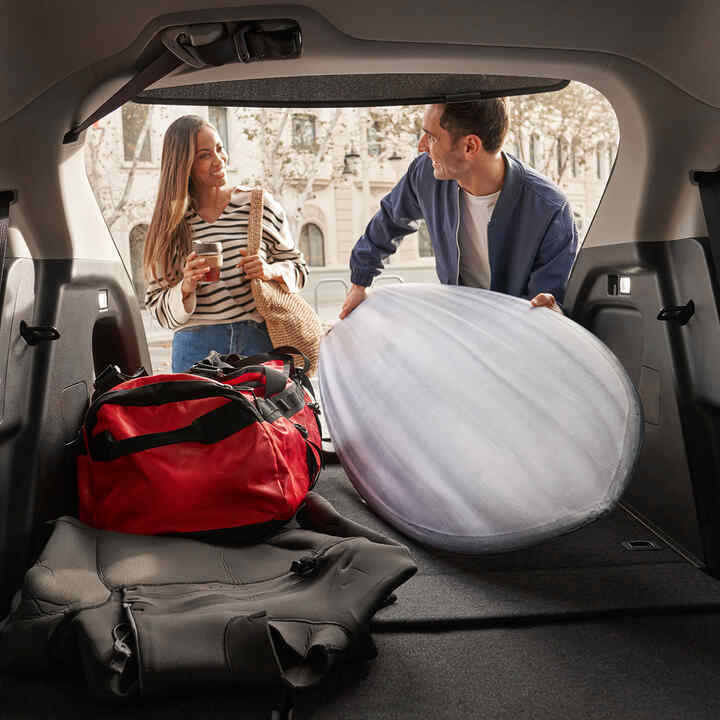 Couple chargeant des bagages dans le coffre d’un HR-V. 