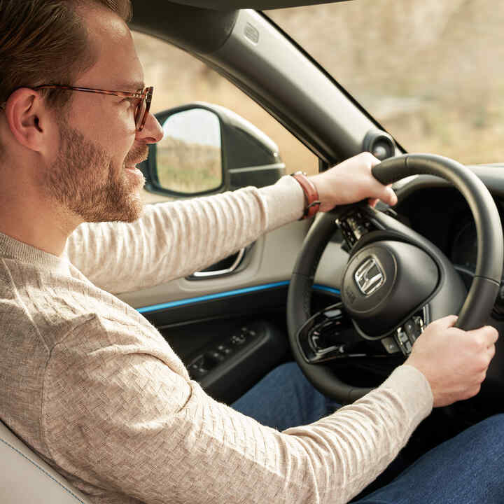 Homme tenant le volant. 