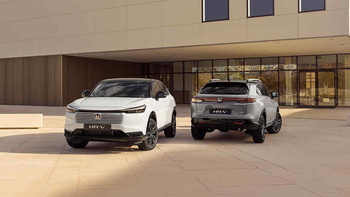 Deux HR-V côte à côte, l'un vu de fâce et l'autre de l'arrière, garés devant un batiment