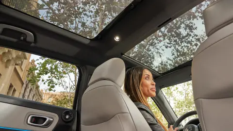 Vue intérieure du toit panoramique en verre du Honda HR-V. 