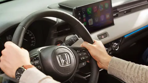Gros plan des mains sur le volant du Honda HR-V