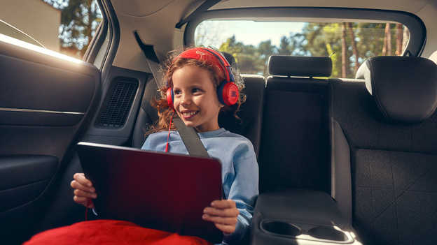 Enfant voyageant à bord d'un HR-V hybride connecté au point d'accès wifi