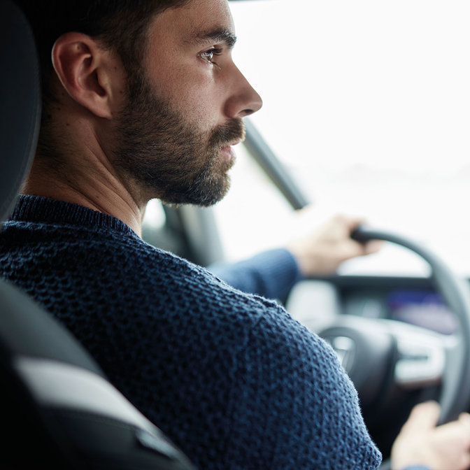Gros plan d'un homme conduisant une Honda Jazz