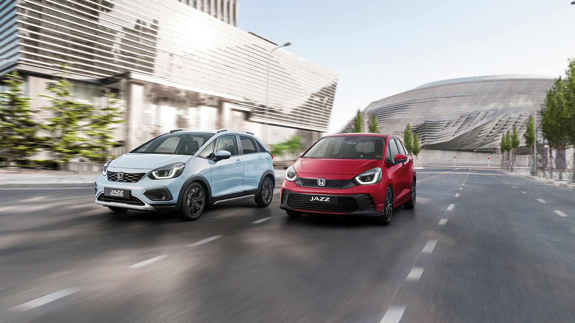 Vue arrière d'une Honda Jazz en zone côtière.